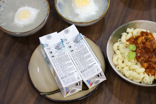 熊孩子们开始在家吃早餐了，这样的饭菜特别受熊孩子们欢迎，今天的早餐方便省事儿，上桌还特别受欢迎