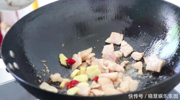 做法|素炒腐竹不好吃,大厨教你炒腐竹的做法,色泽鲜亮,好吃营养高