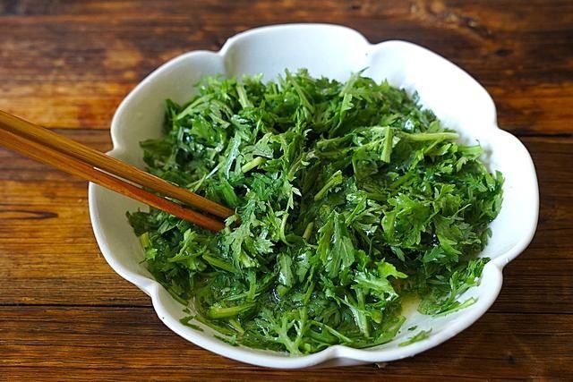 入秋后,多给家人用这菜做早餐饼,味道清香又营养,10分钟全搞定