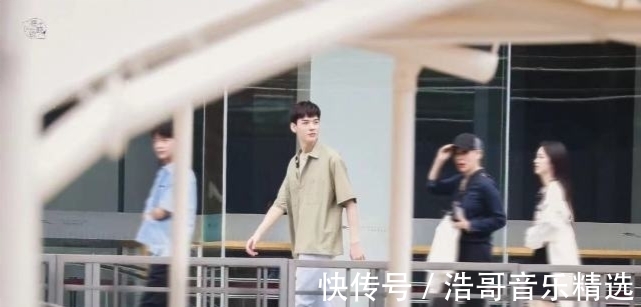 周也|中餐廳最新路透，姚安娜多看龔俊一眼都被罵，節(jié)目未播就遭受網(wǎng)暴