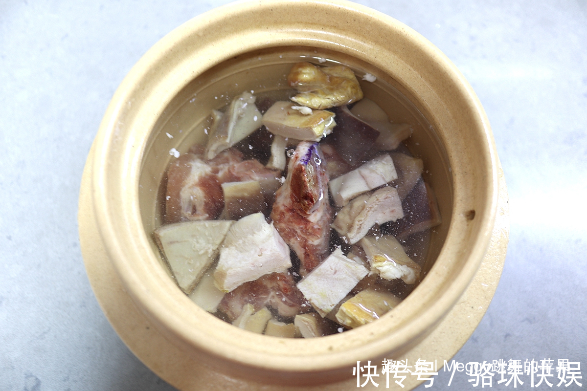 夏天|夏天多喝这汤，味浓肉烂不费事，3种材料扔进锅，乳白鲜汤喝2碗