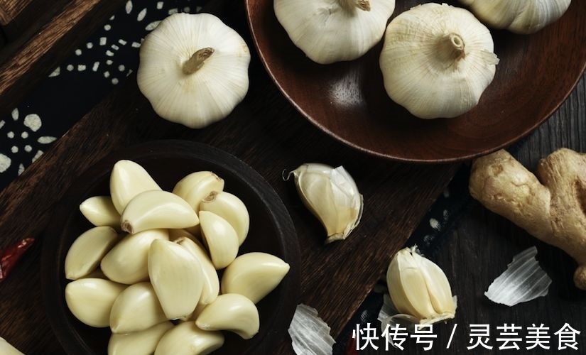 浓郁|吃8个扇贝要配2头蒜，这样的蒜蓉粉丝蒸扇贝味最正！蒜香超浓郁！