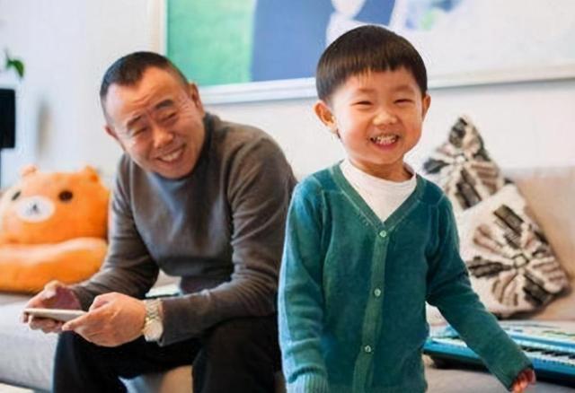 孩子 “鞋拔子”脸新娘,旁边新郎一脸“纠结”,网友:天生绝配