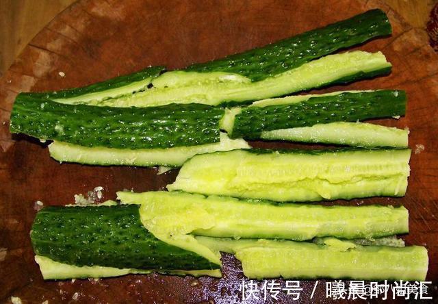 腌黄瓜|凉拌黄瓜这么做，脆嫩爽口，味道好，比老做法好吃，分享做法