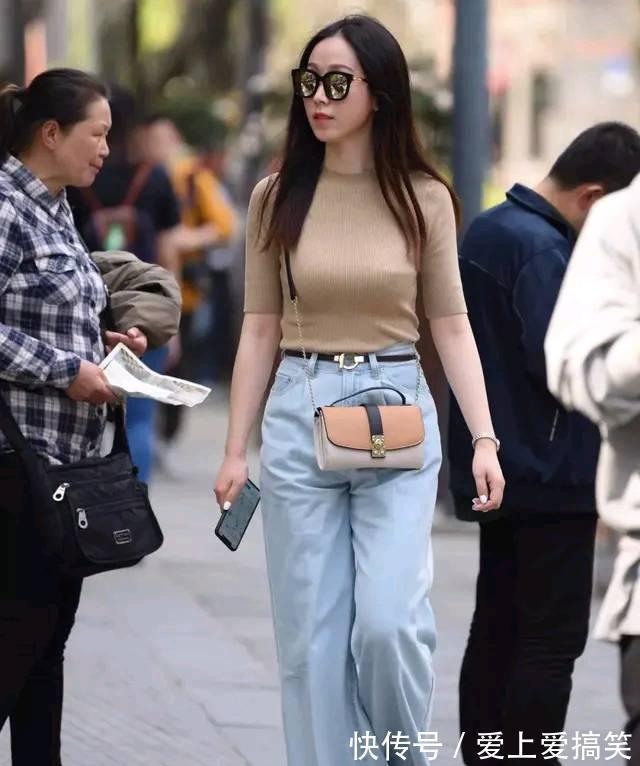 高跟鞋|黑背带与浅灰色瑜伽裤搭配,展现完美身材比例