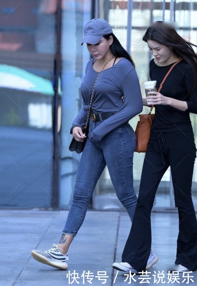 宽松的上衣修饰微胖的体型,牛仔裤搭配黑腰带意外美出时尚气质