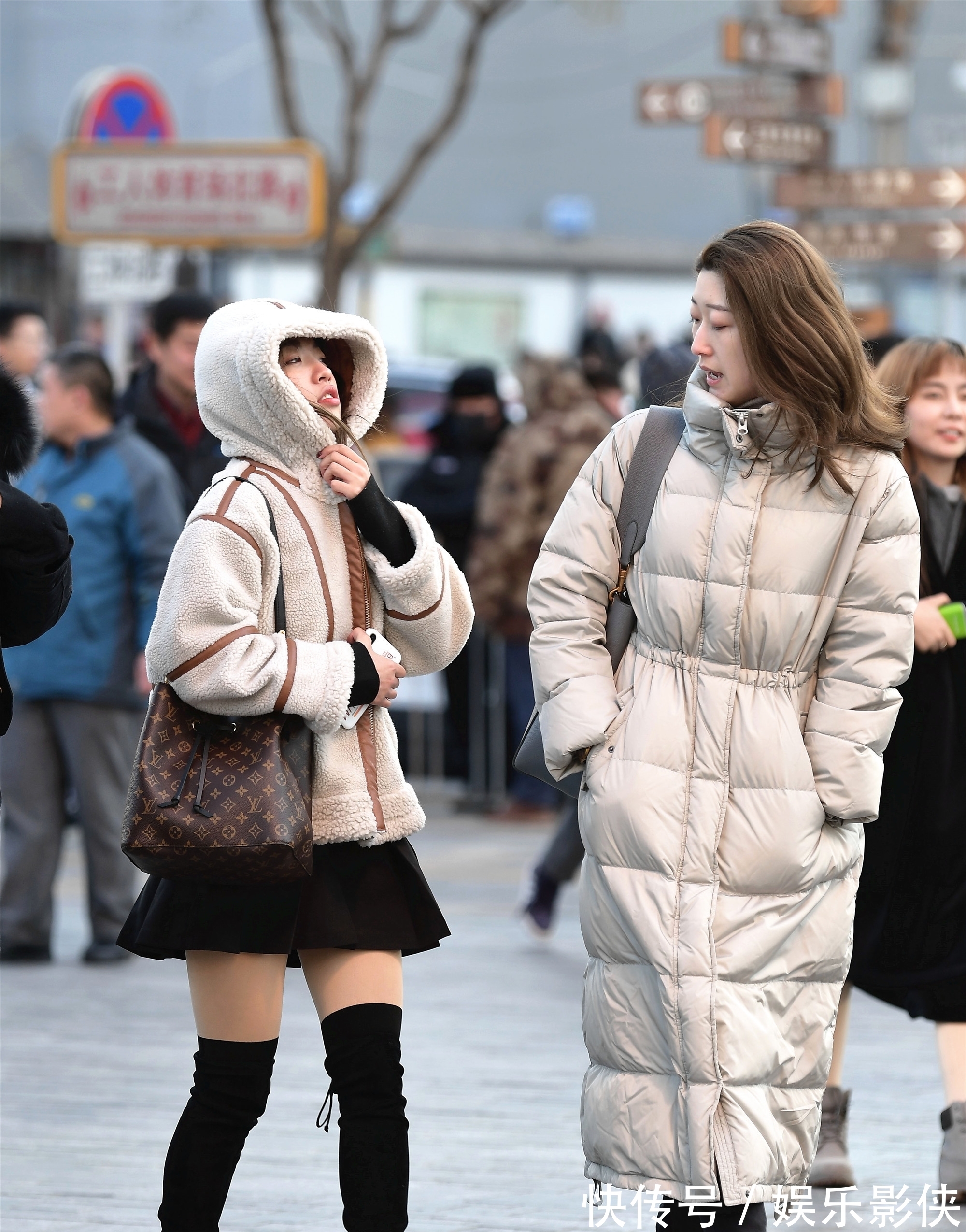 小姐姐|穿长款羽绒服,你会搭配一双什么样的鞋子?