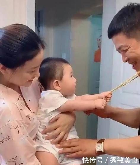 孩子|“把金项链留下”1岁宝宝紧抓住姥爷的金项链,下一秒萌翻网友