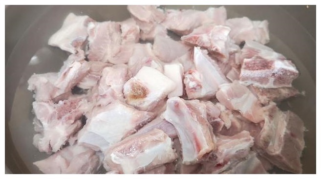 一语道破|为何排骨焯水后又腥又柴老厨师一语道破,方法没错,是水错了