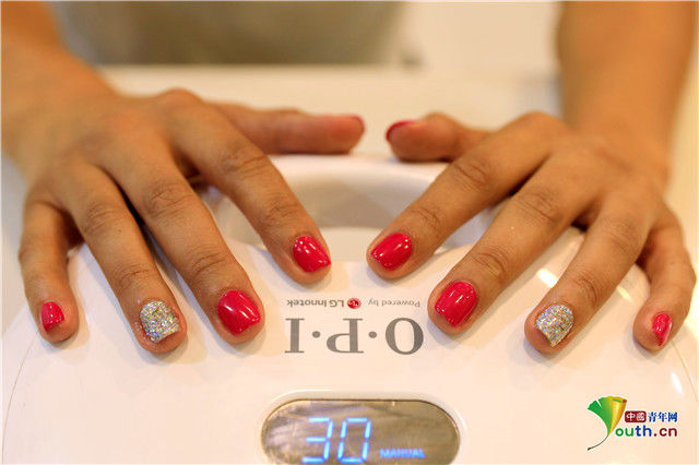 inst迪拜美容院推出“指甲芯片”代替名片