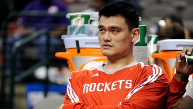 阿德尔曼|41岁却退役10年,回顾姚明的NBA生涯,入选名人堂不该有争议?