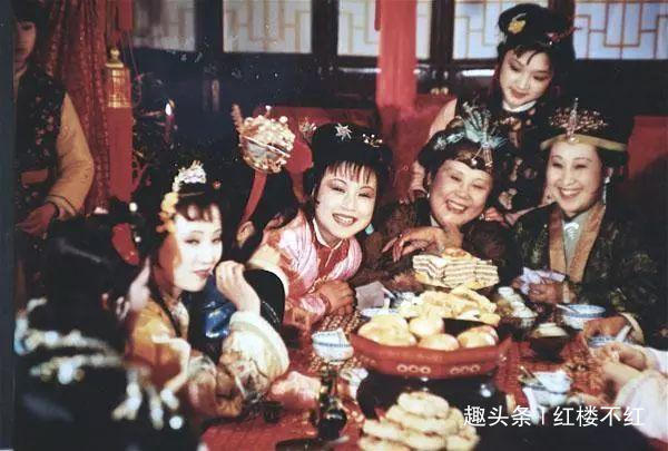 媳妇@史湘云明明家境贫寒,为何每次来贾家,却总是带一大堆媳妇丫环