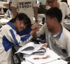 |笑话:老妈对女朋友不是很满意,抱怨道:那姑娘瘦得像个猴子似的