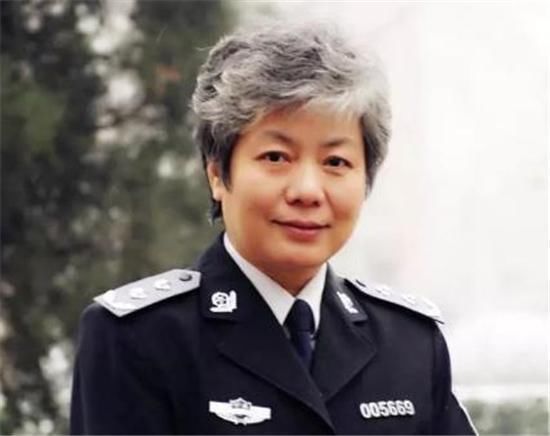 不买东西就哭闹打滚？李玫瑾教授：家长不妨看看，可以这样做