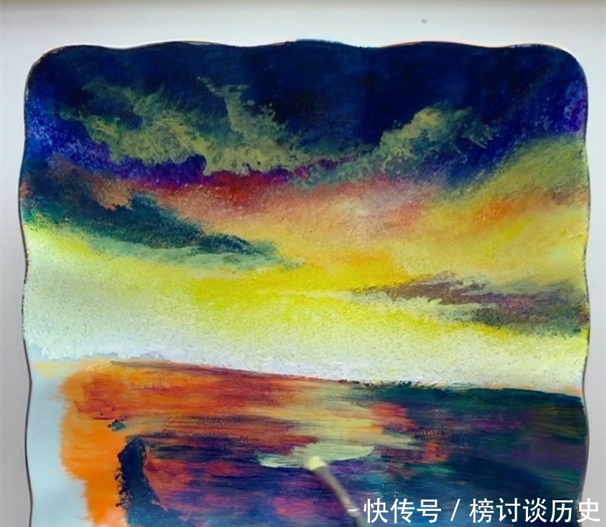 美术生在不规则盘子上画画,开始以为是玩笑,看到成品佩服了!