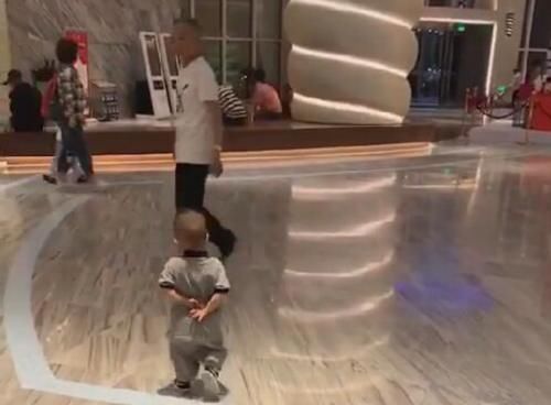 孙子|“最懒爷爷”咋红的陪孙子打点滴却“霸占”床位,网友生无可恋