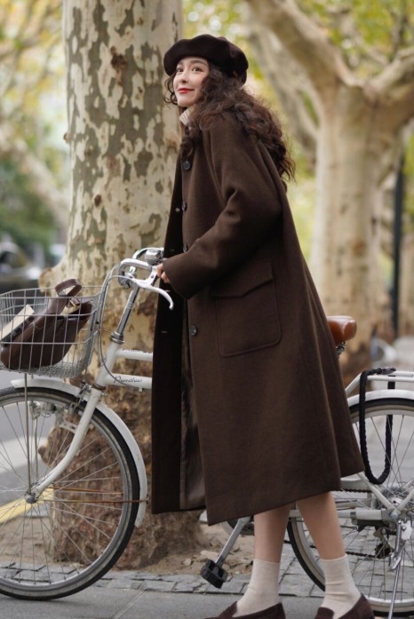 修饰|冬季该如何穿?经典大衣搭配半身裙或长裤高级感满满,简约大气