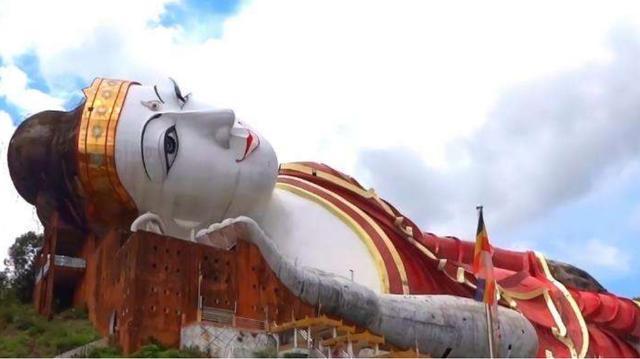 全球最大卧佛,躺在树木浓密的山上,香火旺盛游客却不敢靠近!