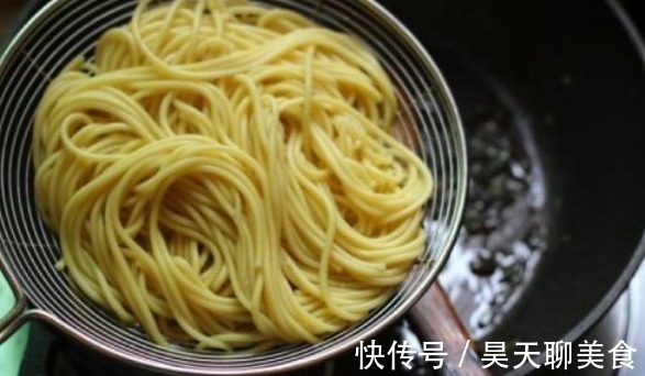 筋道|做凉面,煮熟后不要泡冷水,学会2招,面条爽滑筋道,又香又入味