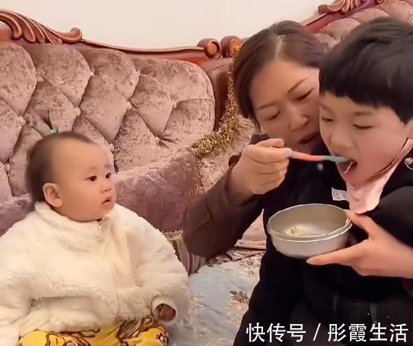 食物|外孙女不好好吃饭，外婆想到这个方法获高赞，网友：这招超好用！