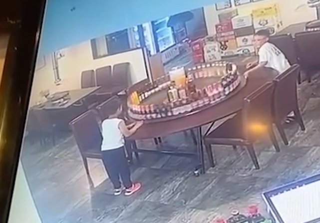 圆桌|俩熊孩子玩酒店圆桌转盘，瞬间甩飞60瓶酒！事发后一个个都傻了