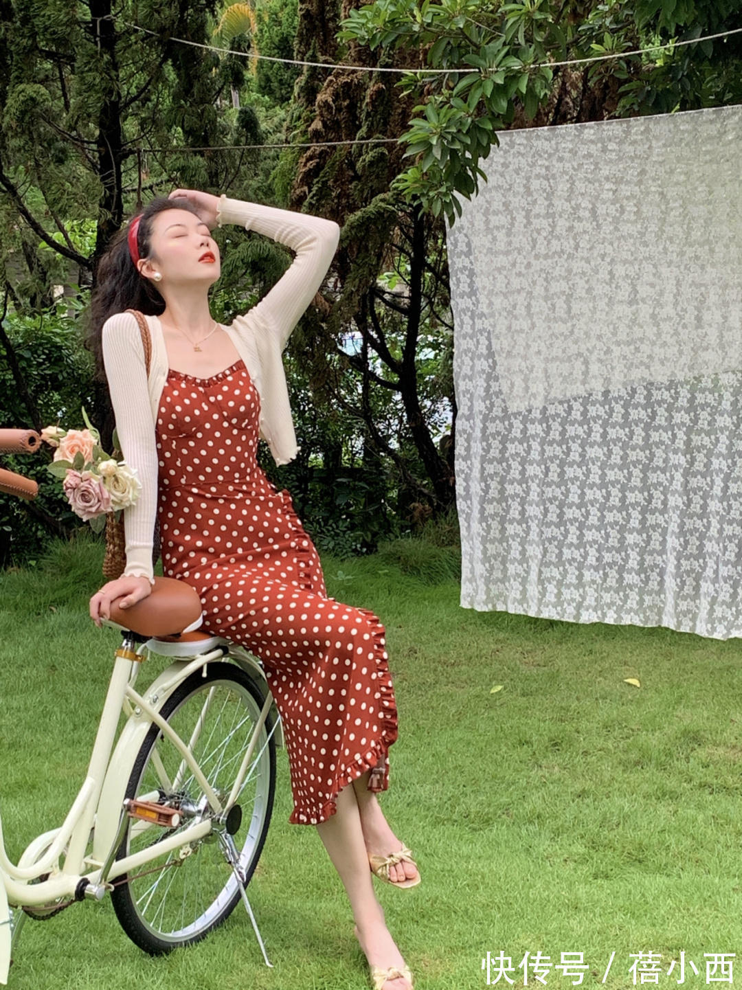 波点连衣裙|穿搭简约才高级,秋季衣橱必备“波点”单品,适合40+的熟女