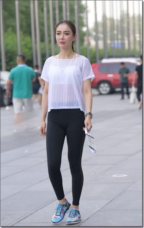 身材 爱健身爱锻炼的美女,紧身瑜伽裤凸显身材,更显绝美气质。