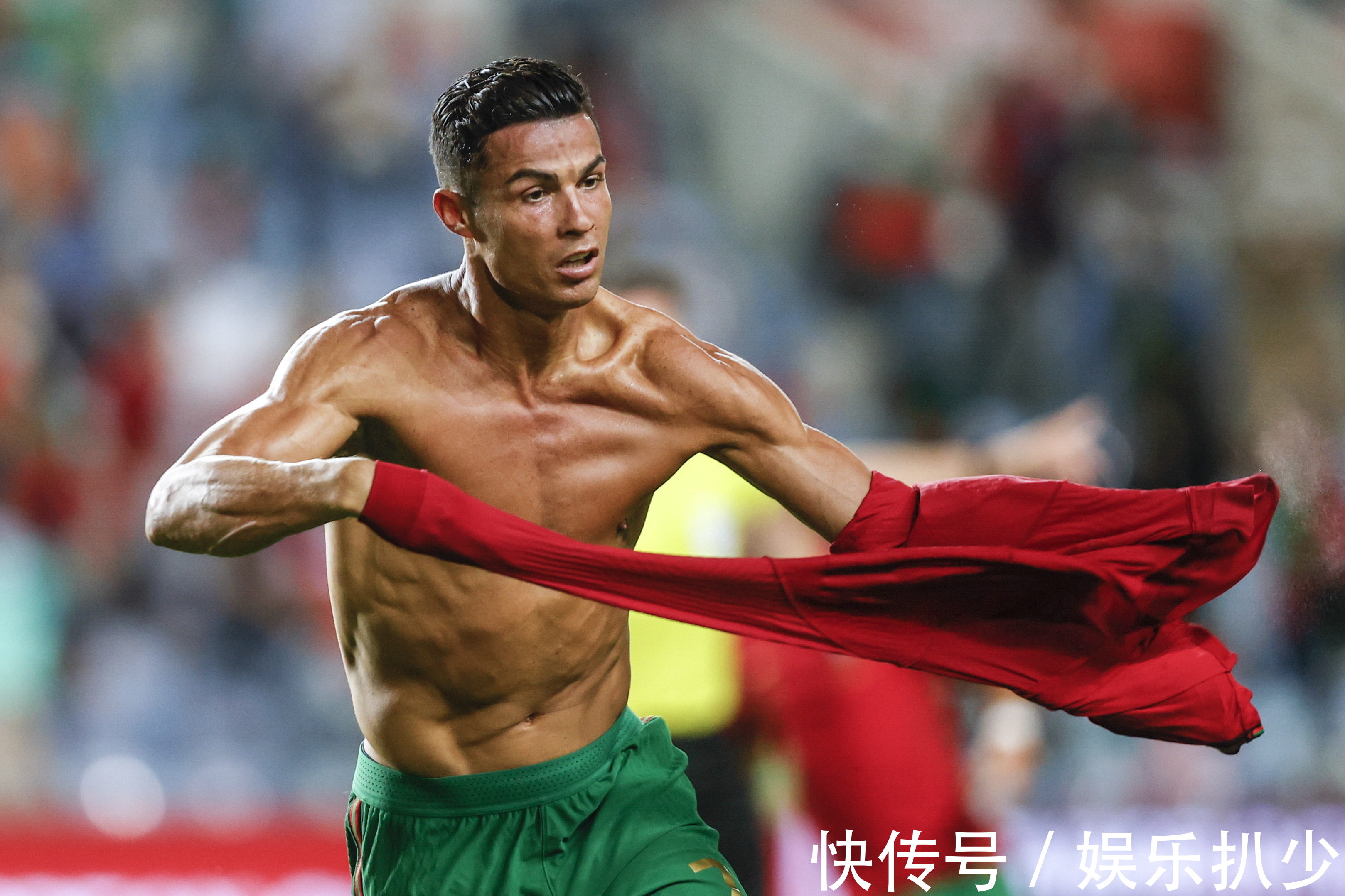 葡萄牙隊|C羅捐出一件原味葡萄牙國家隊球衣拯救火山災民!