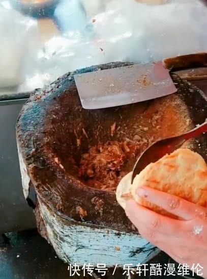 吃货|吃货去买肉夹馍,发现切肉的木墩上有“坑”,网友传了多少代
