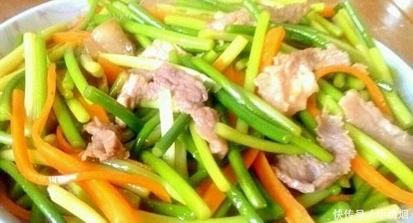 炒蒜苔时,焯水还是直接爆炒?刚开就做错,难怪蒜苔生硬不入味