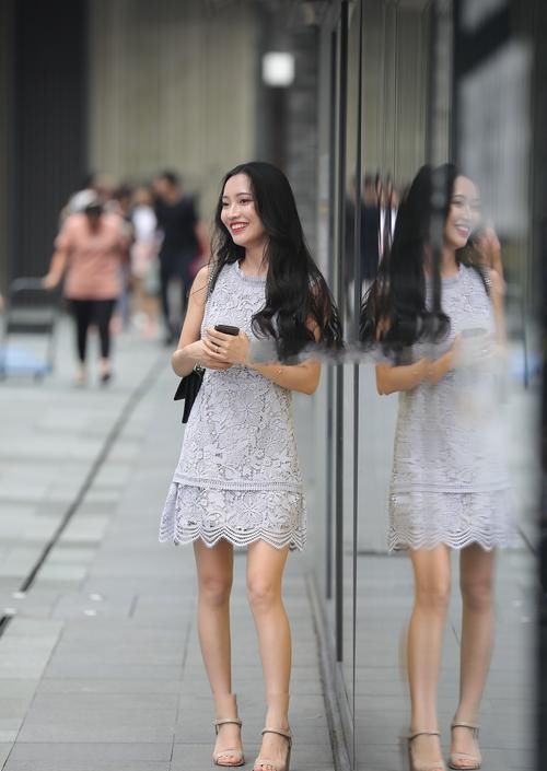 灰色连衣裙，穿出优雅女人气息