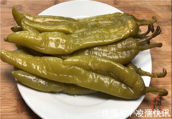 原来腌辣椒这么简单，不加一滴水，坛子不生花不易坏，三天就能吃