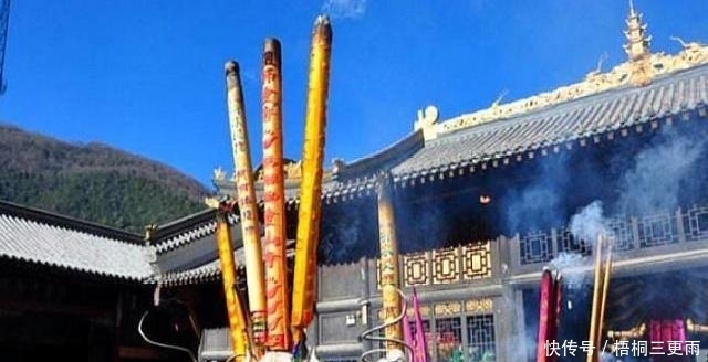拜佛烧香时为什么只上3根?上香方式十分讲究,很少有人知道