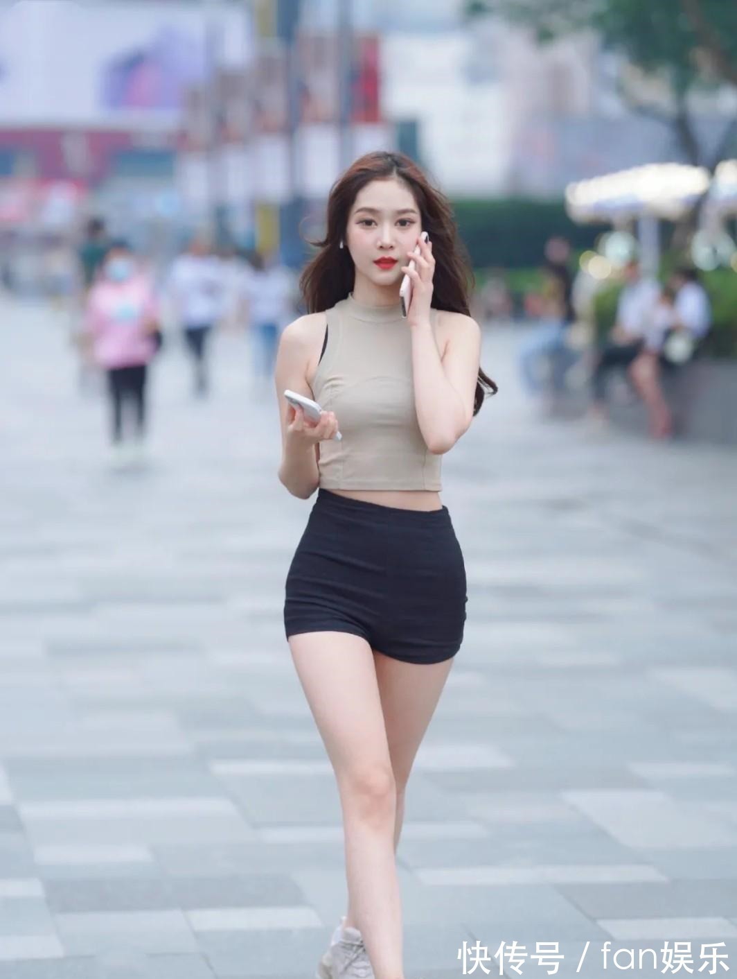 小蛮腰 短款挂脖上衣,搭配同款潮裤,时尚青春魅力十足!