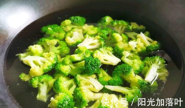 老少皆宜|西蓝花和虾仁搭配，随手一炒就是一盘下饭菜，家人都爱吃！