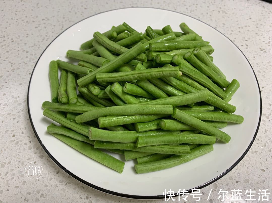 这两样素菜一起炒，实在太鲜香了，难怪女儿爱吃，比吃肉都香