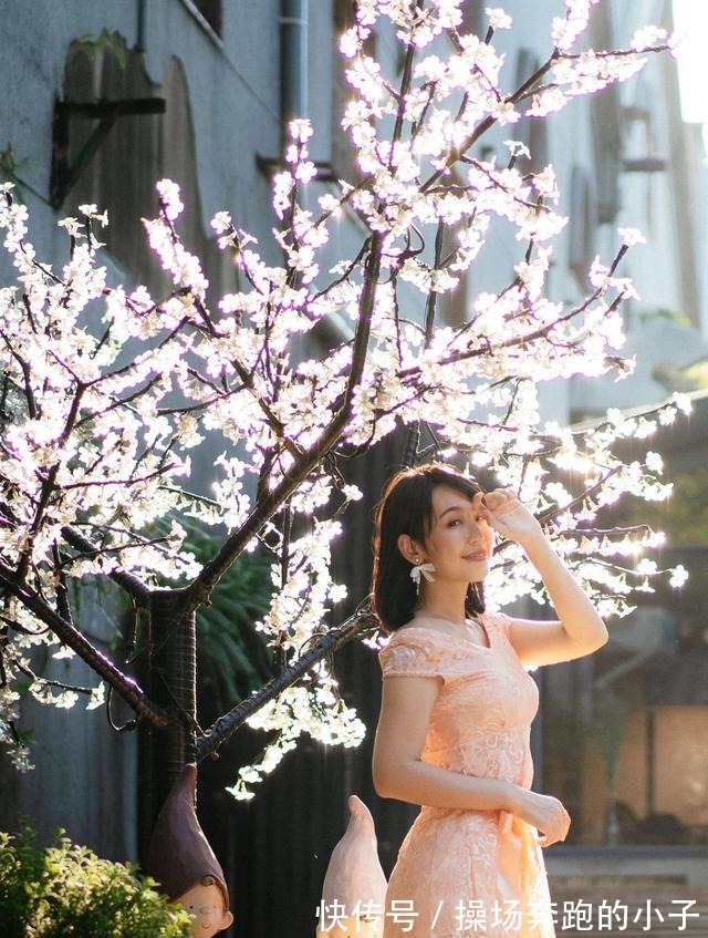钩花 粉色的蕾丝钩花连衣裙，可一字肩可V字领的两种穿法，精致又时尚