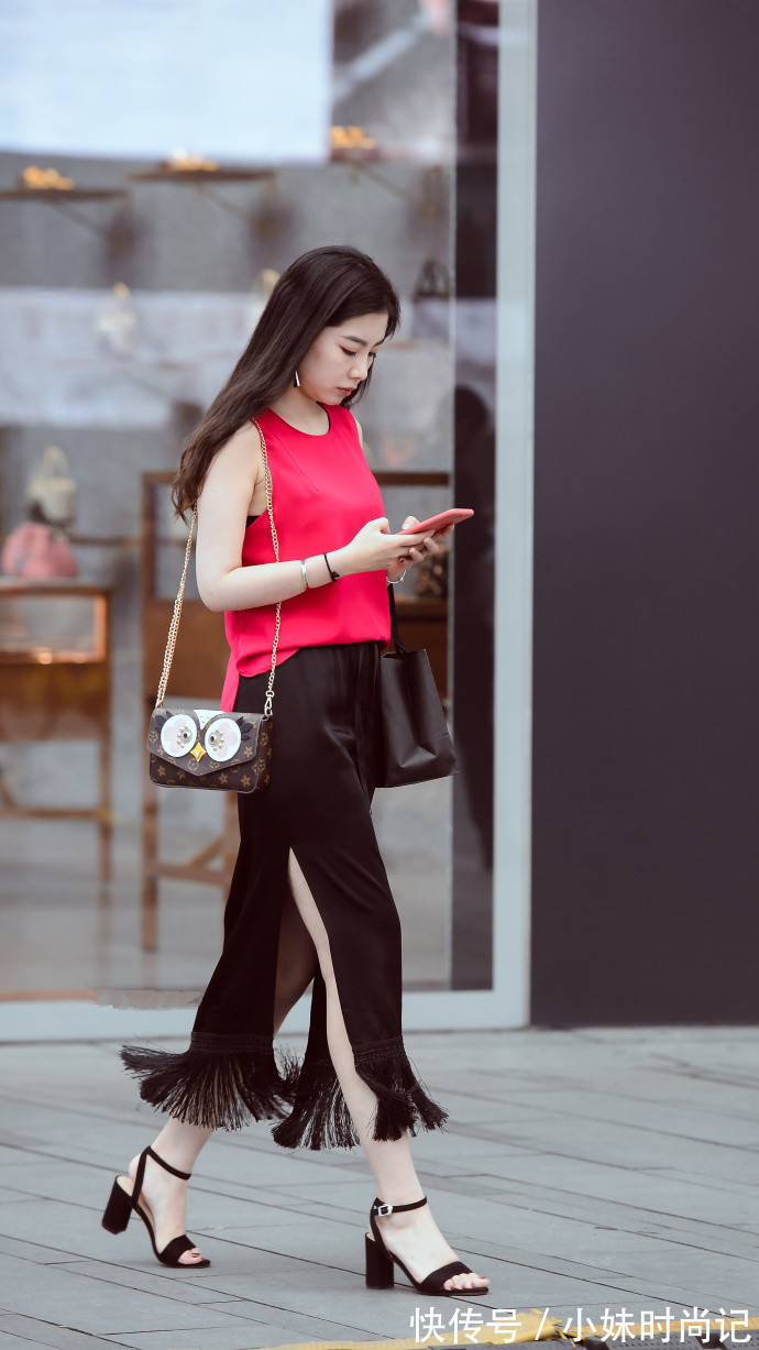 一字肩|街拍,一字肩牛仔衣搭配同款一步裙,简约大方又不失性感