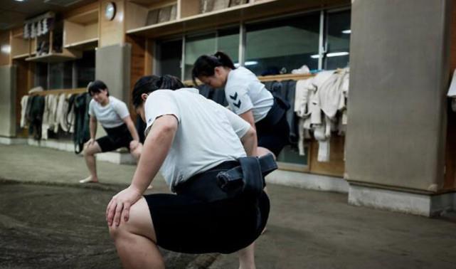 女人|日本相扑运动员生活有多滋润？一天吃30斤，日本女人还争着嫁！