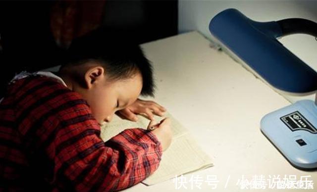 写作业|一组图片看中国孩子有''多拼'',生病了都不忘写作业!让人唏嘘