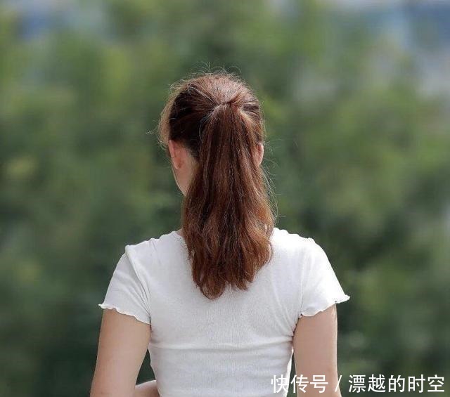 美女的时尚造型,露脐背心搭配牛仔裤,塑造苗条身材