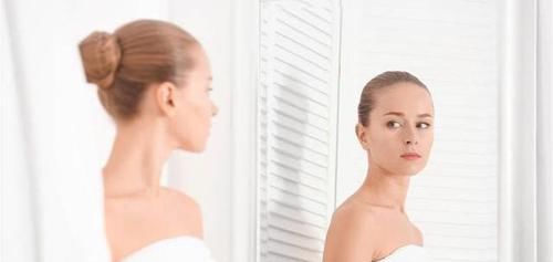 忍不住|不論男女，洗澡時，4件事最好克制，忍不住的人，身體遲早會受傷