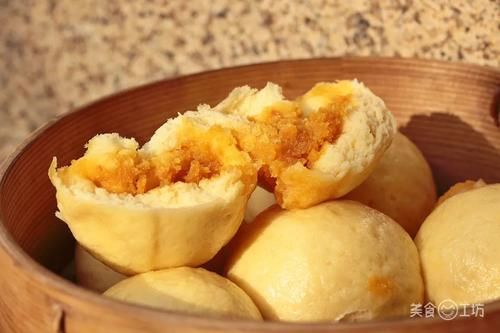  简单|最简单的经典奶黄包，又香又软，在家轻松蒸一锅