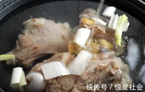 骨头|熬骨头汤怎么做才汤白？注意用对“水”！做不对汤不白，还腥味大