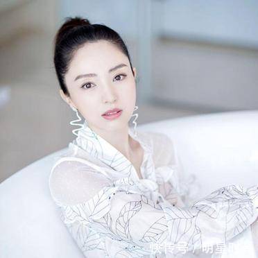 衬衫 身穿一件印花设计的白色衬衫搭配白色半身裙,温柔又时髦