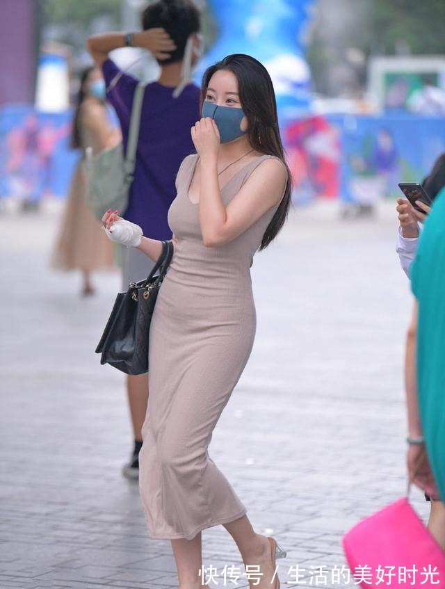 元气满满 不会打扮的女生,建议先入手修身的连衣裙,省心舒适还显气质!