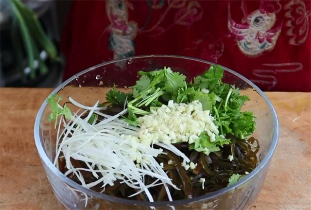 大脖子病|凉拌海带丝,很多人第一步就做错了,1个小技巧,脆嫩爽口无腥味