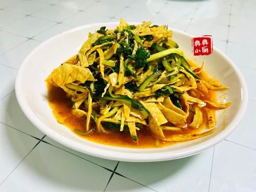  藕丝|这样的季节凉拌菜还是非常下饭的，我在家里准备好吃的，一般我炒制的时候是不会加肉丝的