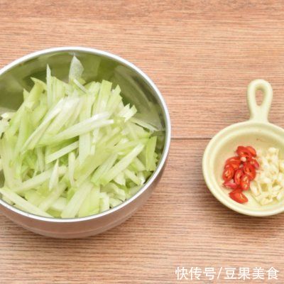 小米辣|#夏季爽口开胃菜 炝拌佛手瓜