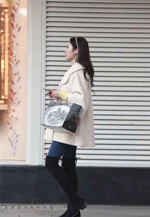 很多人喜欢过膝靴，保暖与时尚并存，冬季穿搭更轻松